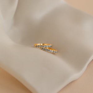 Aquamarine Huggie Ohrringe von Caitlyn Minimalist • Ozeanblaue Diamantohrringe • Zarte Creolen für jeden Tag • Geschenkidee für Brautjungfern • ER376