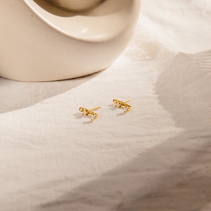Opal-Ohrjacken-Ohrringe von Caitlyn Minimalistisch Zierliche Edelstein-Ohrringe mit Design auf der Vorderseite Geburtstagsgeschenk für einen Freund ER238 Bild 3