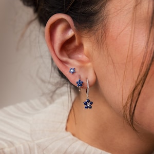 Conjunto de pendientes de flores azules de Caitlyn Minimalist • Conjunto de 3 pendientes de flores de zafiro y lapislázuli en plata • Regalo de aniversario • ER430