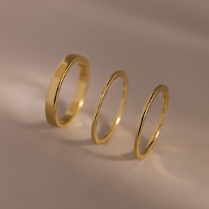 Minimalistisches Goldring-Set von CaitlynMinimalist • 3er-Set: Schlichte Goldringe • Zarte Stapelringe für jeden Tag • Geschenk für Sie • RR184 Bild 9