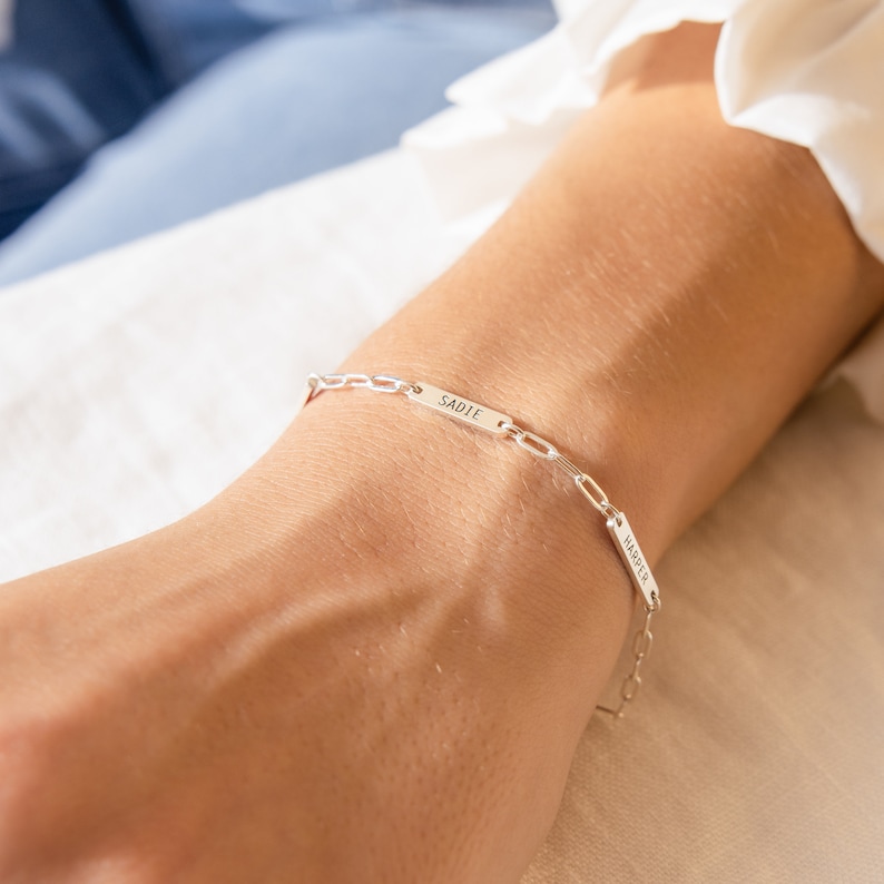 Mini bracelet porte-nom personnalisé minimaliste par Caitlyn Bracelet à breloques gravé avec une chaîne fine en forme de trombone Cadeau pour nouvelle maman BM56F39 image 6
