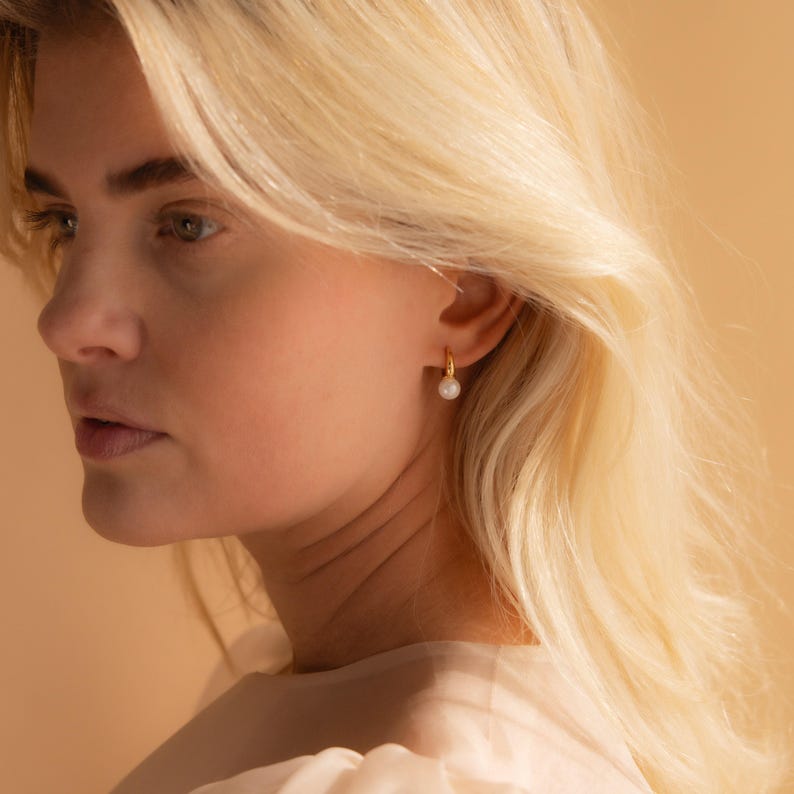 Pendientes de aro con perlas de Caitlyn Minimalist • Pendientes de aro delicados en oro • Pendientes de aro con perlas • Joyería para damas de honor • Regalo para ella • ER370 imagen 3
