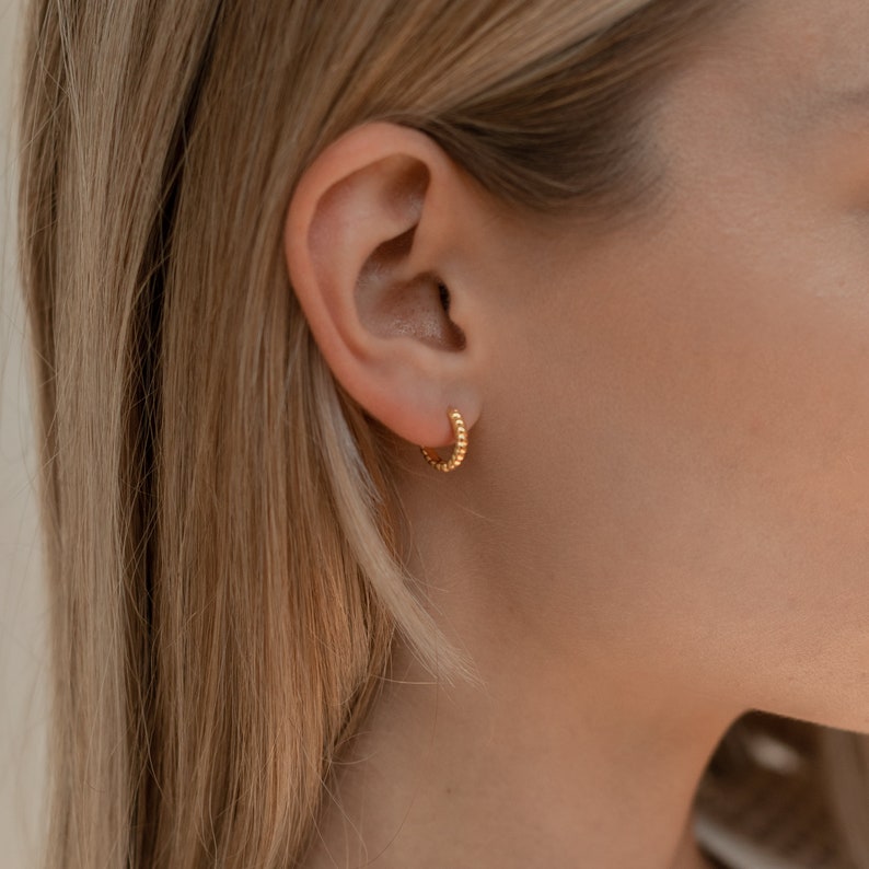 Twisted Huggie Earrings by Caitlyn Minimalist New Petite Hoop Earrings Perfect Simple Earrings For Her ER046 imagen 5