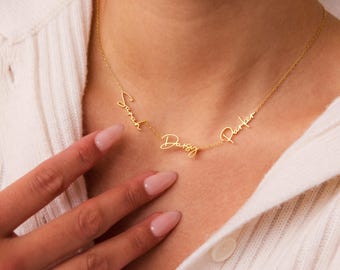Namnhalsband med flera charms från Caitlyn Minimalist • Elegant namnhalsband för barn • Personliga smycken • Present till nybliven mamma • NM129F91