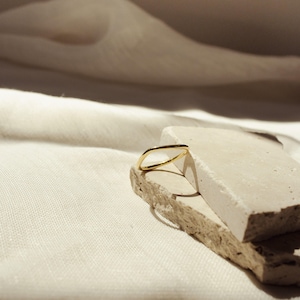 Dainty Wave Ring in Gold • Stacking Ring • Pinky Ring • Minimalist Ring, Perfect for Everyday Wear • Gift for Her • RR036