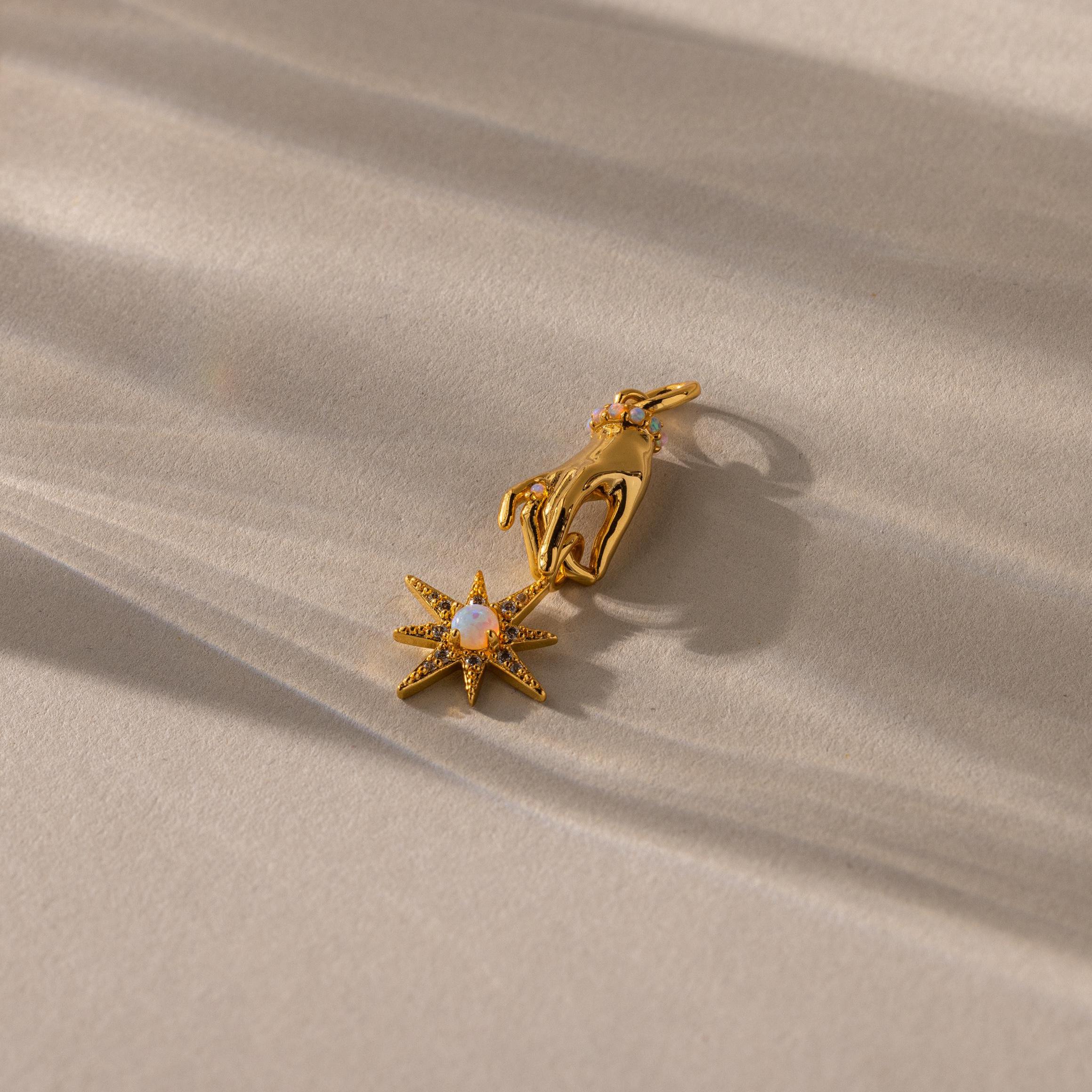 Charme Petite étoile – Or Jaune 9 Carats Avec CZ – Attache Mousqueton – Neuf Avec étiquettes