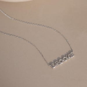 Delicata collana con nome a forma di bolla di Caitlyn Minimalist • Collana con targhetta in argento personalizzata • Gioielli Y2K • Accessorio regalo per lei • NM213