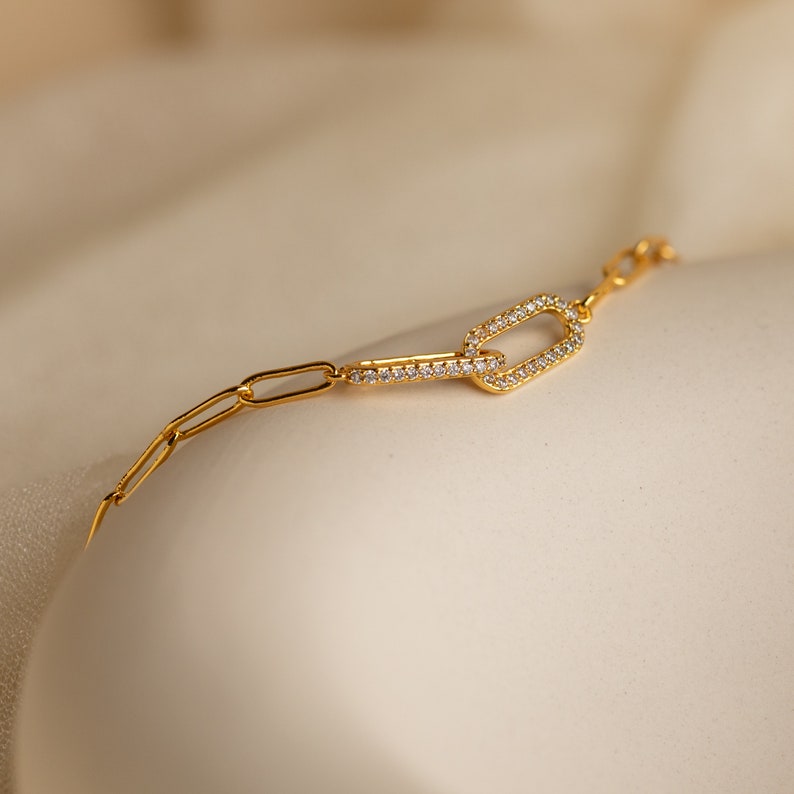 Bracelet à maillons pavé de diamants par Caitlyn Minimalist Bracelet chaîne avec trombone délicat Bijoux minimalistes Cadeaux d'anniversaire BR044 image 2
