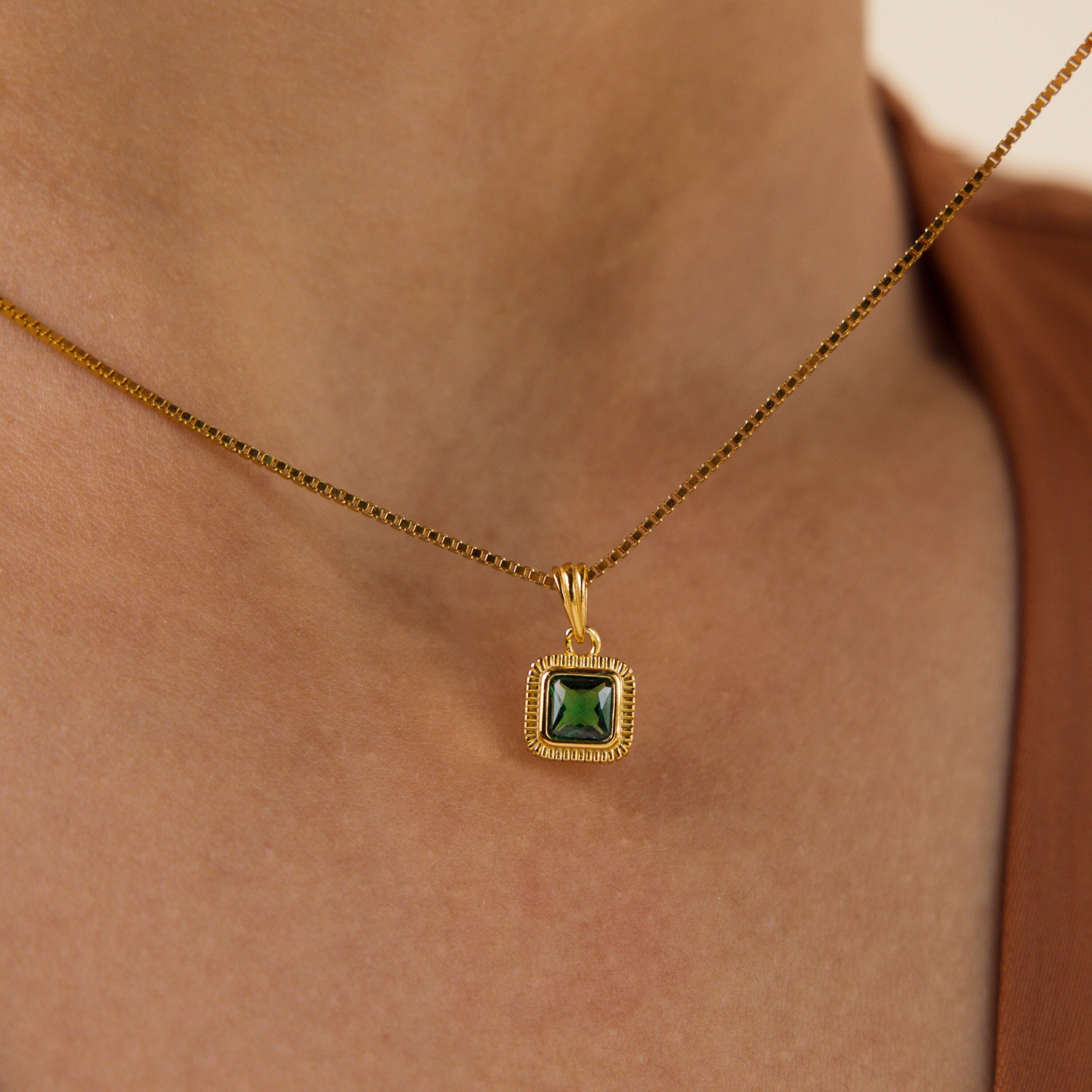 Vintage Ribbed Emerald Necklace by Caitlyn Minimalist • Green Art