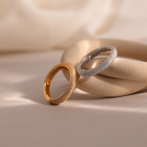 Anel Empilhável com Halo Pavé de 3 mm da Caitlyn Minimalist • Anel Eternidade com Diamantes Redondos • Joia de Casamento • Presente Ideal para o Dia a Dia • RR209