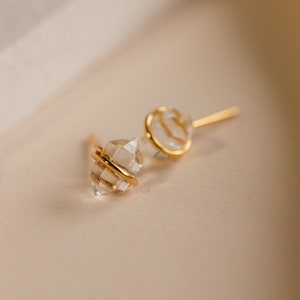 Clous d'oreilles diamant Herkimer par Caitlyn Minimalist Boucles d'oreilles en cristal brut Bijoux bohèmes en pierres précieuses Cadeaux parfaits pour demoiselle d'honneur ER342 image 1