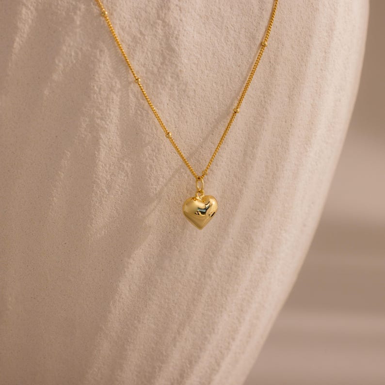 Halsketting met hartvormige hanger van Caitlyn Minimalist • Grove hartvormige halsketting aan een satellietketting • Sieraden voor stellen • Jubileumcadeau • NR302 18K GOLD