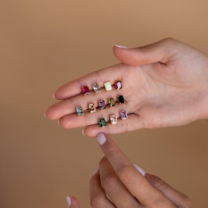 Boucles d'oreilles en pierre de naissance taille émeraude par Caitlyn Minimalist • Boucles d'oreilles puces délicates personnalisées en or • Bijoux en pierres précieuses • Cadeaux personnalisés • ER367