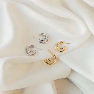 Duo Hoops by CaitlynMinimalist • Double Hoop Stud Earrings • Dainty Huggie Hoop Earrings • Silver Jewelry • Best Friend Gift • ER080
