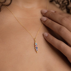 Collana con pietra portafortuna "Peas in a Pod" di Caitlyn Minimalist • Collana con ciondolo a goccia e pietre preziose personalizzate • Regalo significativo per la mamma • NM120