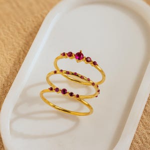 Kanten geboortesteenring set van Caitlyn Minimalist • Set van 3: sierlijke aangepaste edelsteenringen • Geboortesteensieraden • Jubileumcadeau • € 132