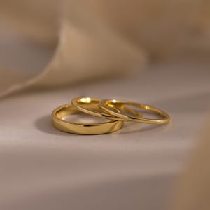 Minimalistisches Goldring-Set von CaitlynMinimalist • 3er-Set: Schlichte Goldringe • Zarte Stapelringe für jeden Tag • Geschenk für Sie • RR184 Bild 3