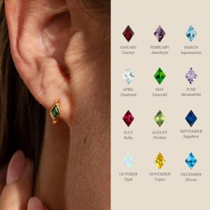 Pendientes Huggie de rombo personalizados de Caitlyn Minimalist • Delicados pendientes con piedra de nacimiento en oro y plata • Regalo de joyería personalizado • ER588