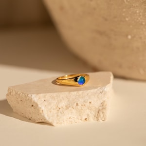 Signet Mood Rings by Caitlyn Minimalist • Statement Gemstone Rings in Bold & Mini • Cute Gold Y2K Jewelry • Perfect Birthday Gift for Sister B. MINI MOOD RING