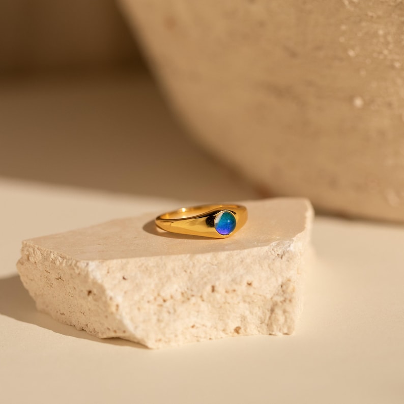 Signet Mood Rings by Caitlyn Minimalist • Statement Gemstone Rings in Bold & Mini • Cute Gold Y2K Jewelry • Perfect Birthday Gift for Sister B. MINI MOOD RING