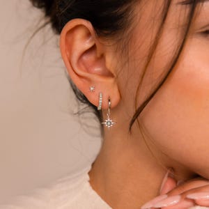 Örhängesset med stjärnformade opaler av Caitlyn Minimalist • Örhängen med stjärnberlock • Eleganta silversmycken • Gåva till brudtärna • ER425