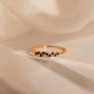 Petite bague en grappe avec pierre de naissance par Caitlyn minimaliste Cadeau meilleure amie pour elle Bague avec pierre précieuse personnalisée délicate Bijoux minimalistes RM112 image 3