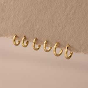 Delicati orecchini a cerchio di Caitlyn Minimalist • Orecchini a cerchio piccoli • Orecchini a cerchio impilabili in oro e argento • Gioielli per tutti i giorni • Regalo per lei