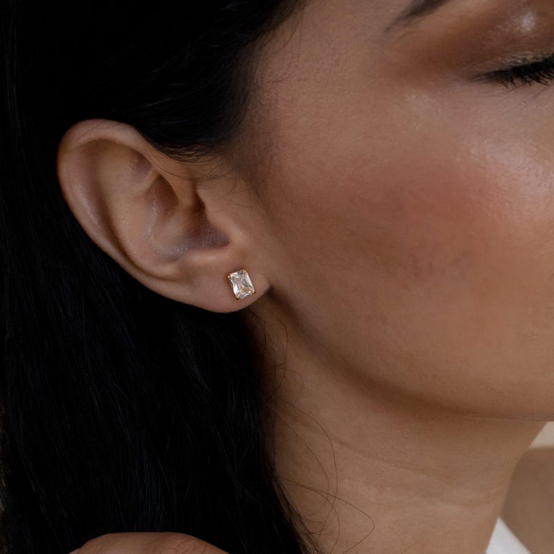 Minimalistische Smaragd-Diamant-Ohrringe • Smaragdgeschliffene Diamant-Ohrringe • Schlichte, perfekte Ohrringe • Hochzeitsohrringe • Geschenk für Sie • ER168 Bild 6