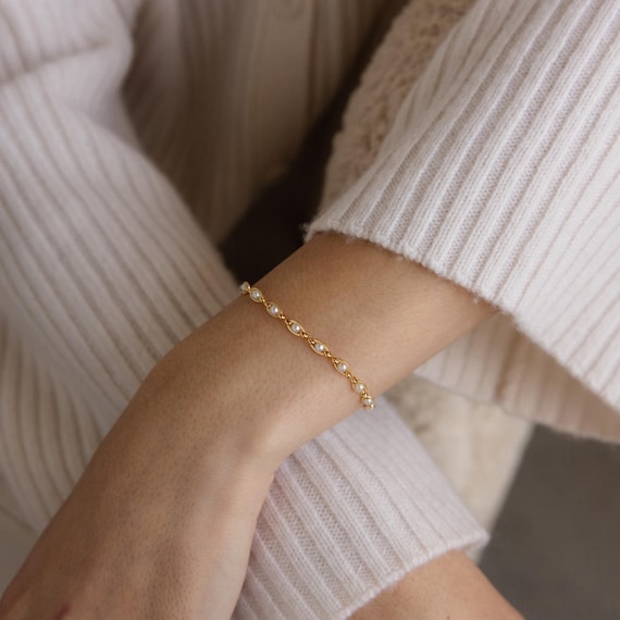 Eternity Pearl Bracelet by Caitlyn Minimalist • Beaded Pearl Infinity Link Chain Bracelet • Bridesmaid Jewelry • Birthday Gifts • BR088