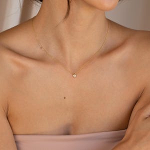 Delicado collar de mariposa de cristal de Caitlyn Minimalist • Collar con dije de diamantes pavé para combinar en oro y plata • Regalo de cumpleaños • NR094