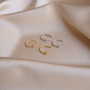 Orecchini a cerchio con diamanti di Caitlyn Minimalist • Cerchi con diamanti • Orecchini a cerchio piccoli • Orecchini a filo • Gioielli da sposa delicati • ER155
