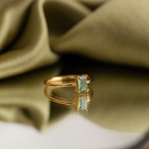 Agate Emerald Ring by Caitlyn Minimalist Green Crystal Birthstone Ring Vintage Art Deco Jewelry Promise Ring, Girlfriend Gift RR086 imagem 5