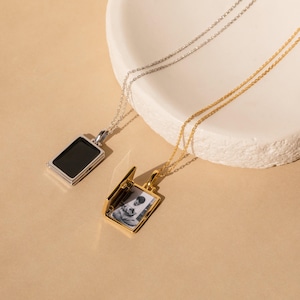 Schwarze Medaillon-Halskette von Caitlyn Minimalist • Goldene Anhänger-Halskette • Vintage-inspirierte Bilderkette • Geburtstagsgeschenk für Mama • NR119