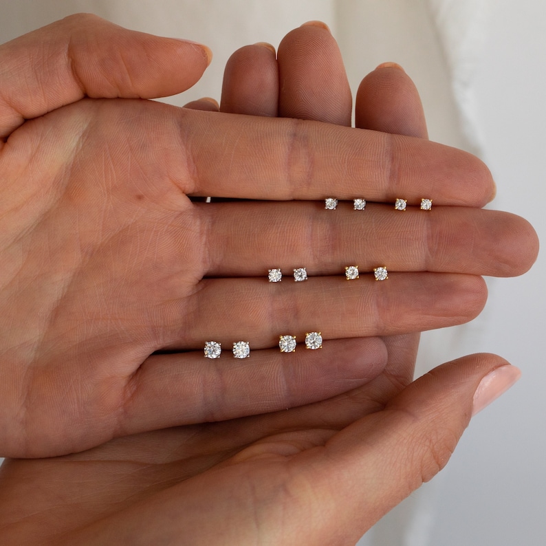 Jeden Tag Diamant Ohrstecker von Caitlyn Minimalist Minimalistische Diamant Ohrringe, zierliche Knorpel Ohrstecker Perfekt für Ihre jeden Tag Stapel Bild 4