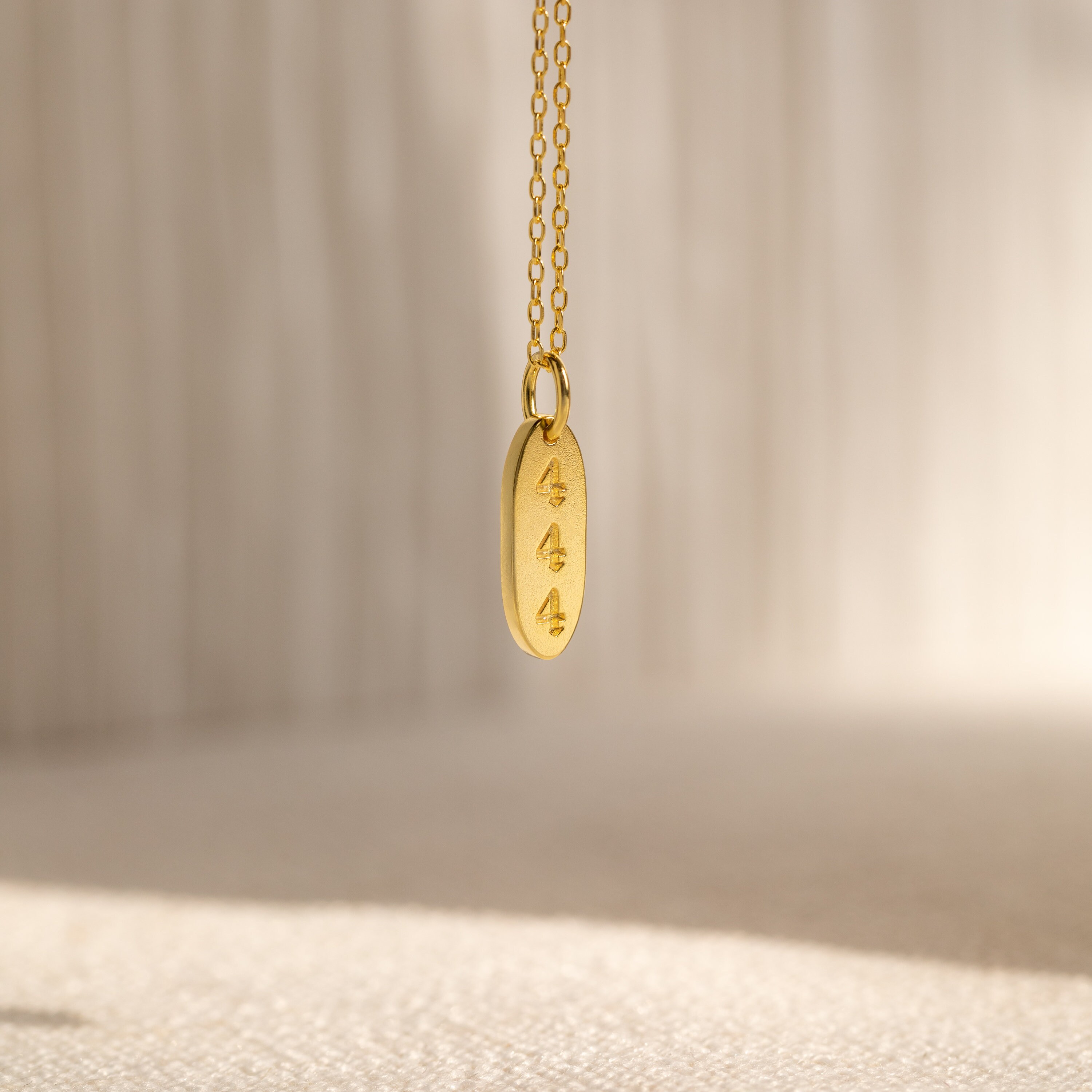 【CaitlynMinimalist】イニシャル誕生石ネックレス Caitlyn Minimalist による刻印入りイニシャルペンダント
