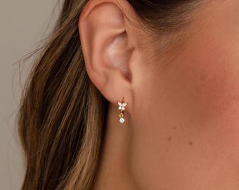 Pendientes pequeños Diamond Butterfly de CaitlynMinimalist • Pendientes delicados con dije de mariposa de cristal en oro • Joyería con piedra de nacimiento • Regalo para ella • ER603