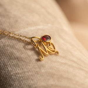Collar con inicial de corazón y piedra de nacimiento de Caitlyn Minimalist • Delicado collar con letras • Collar de piedras preciosas personalizado • Regalo perfecto para mamá • NM13