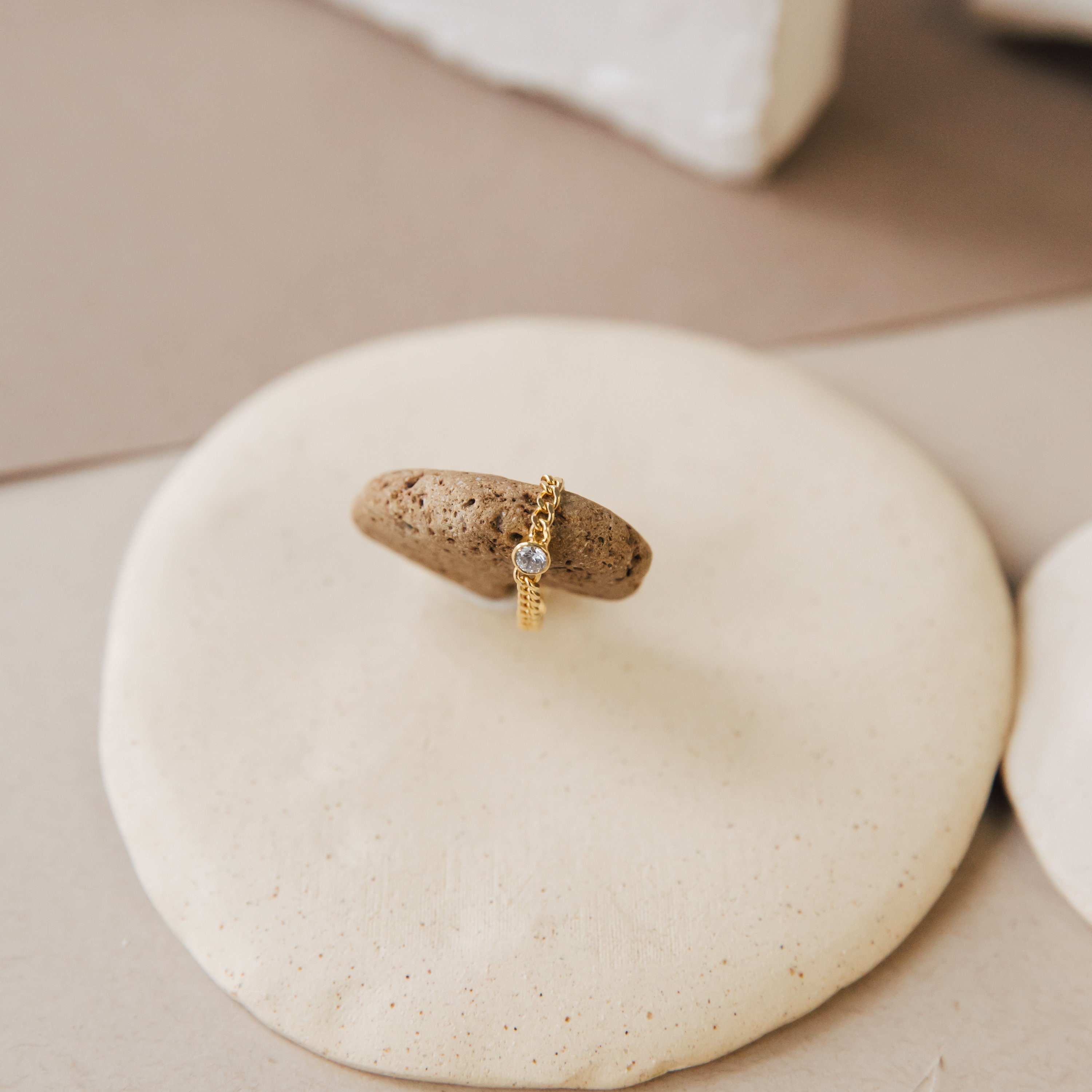 【CaitlynMinimalist】誕生石のチェーンリング★ゴールド Birthstone Chain Ring by Caitlyn Minimalist • Dainty