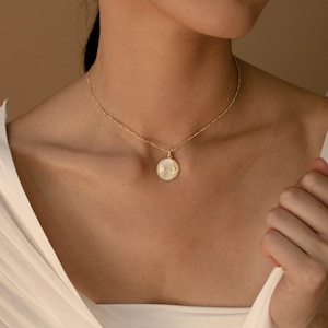 Collar con moneda celestial y cadena Figaro de Caitlyn Minimalist • Collar de nácar, joyería bohemia • Regalo perfecto para ella • NR049