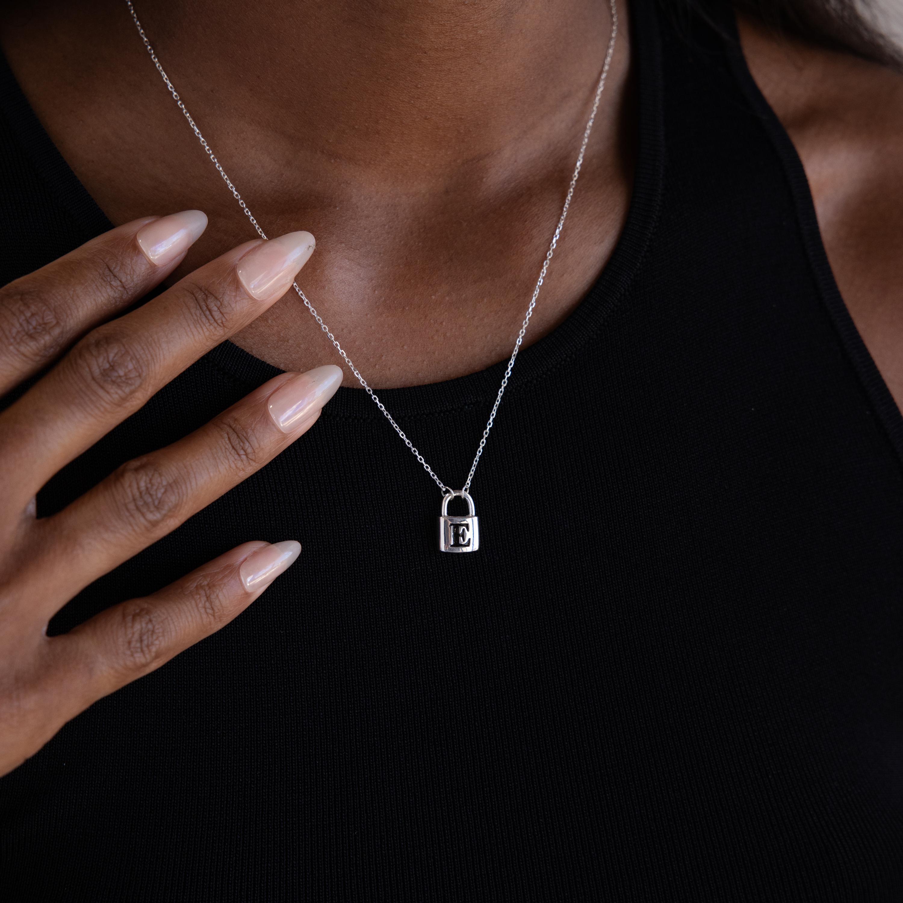 匿名様　オーダー商品 Caitlyn Minimalistのイニシャルロックペンダントネックレス