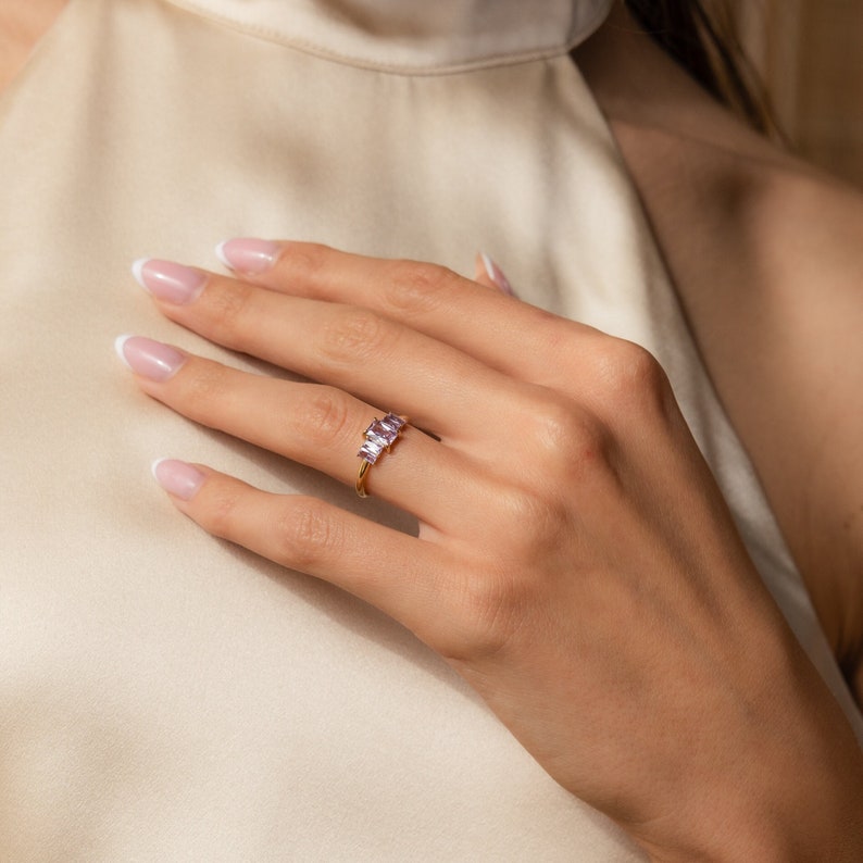 Bague de naissance Art déco par Caitlyn minimaliste Bague personnalisée avec pierres précieuses baguette Bijoux personnalisés Cadeau parfait pour elle RM119 18K GOLD