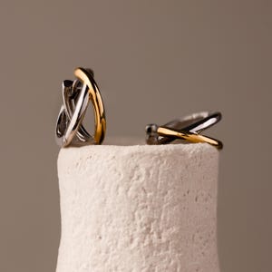 Criss Cross Huggie-oorringen van Caitlyn Minimalist • Duo-oorringen met hoepels aan de voorkant • Opvallende oorbellen van gemengd metaal • Boho-sieraden • Cadeau voor zus • ER786 afbeelding 5