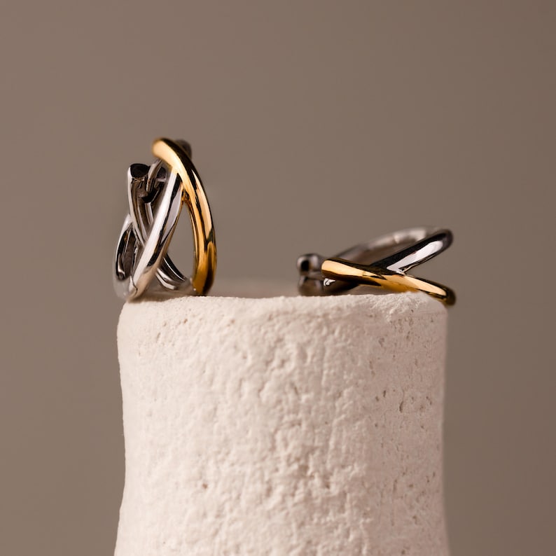 Criss Cross Huggie-oorringen van Caitlyn Minimalist • Duo-oorringen met hoepels aan de voorkant • Opvallende oorbellen van gemengd metaal • Boho-sieraden • Cadeau voor zus • ER786 afbeelding 5