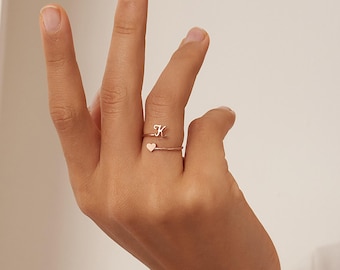 Delicato anello a cuore con iniziale di Caitlyn Minimalist • Anello personalizzato in oro e argento • Anello per la mamma • Regalo di anniversario per lei • RM62F51