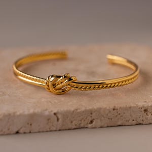 Love Knot Cuff Bracelet by Caitlyn Minimalist • Vintage Gold Bangle Bracelet for Women • Minimalist Jewelry • Mother Daughter Gift  • BR102