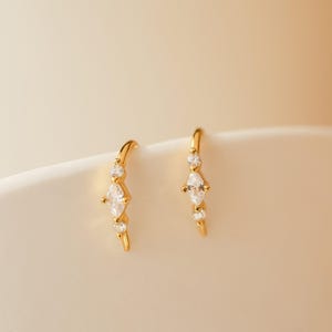 Pendientes de hilo de diamantes de Caitlyn Minimalist • Pendientes de aro abiertos de cristal • Joyería delicada para bodas • Regalos para damas de honor • ER308