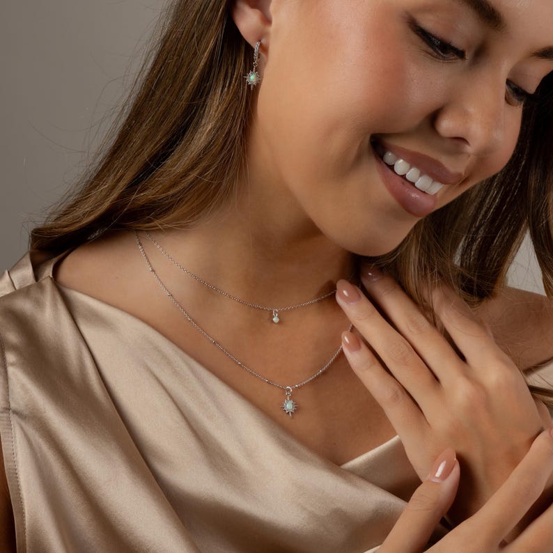 Conjunto de colar e brincos com estrela de opala da Caitlyn Minimalist • Conjunto de colar em camadas com design de estrela • Brincos de argola com opala cravejada • Presente de aniversário • MB021 imagem 4