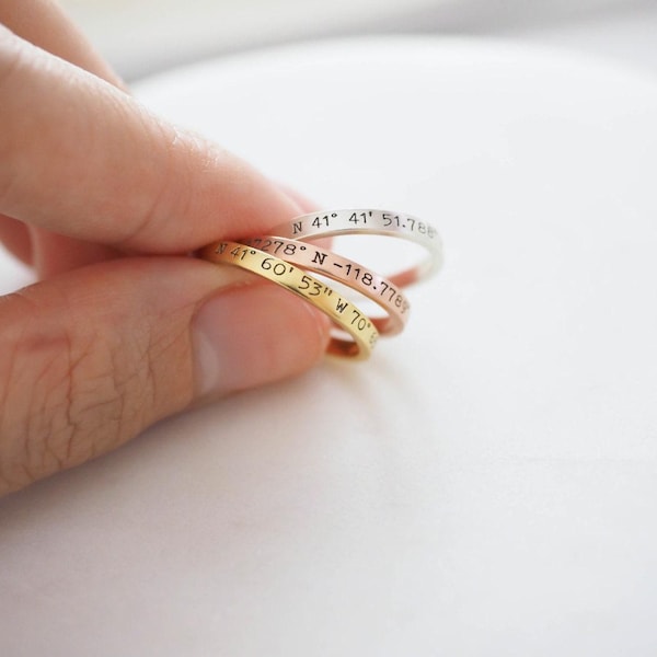 Anello con coordinate delicate • Anello impilabile • Gioiello personalizzato con posizione • Anello con posizione personalizzata • Regalo per il marito • RM22F31