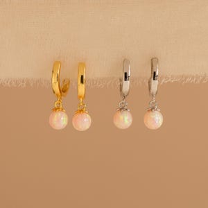 Ohrhänger mit rosa Opal von Caitlyn Minimalist • Hängende Creolen • Opal-Schmuck • Geburtstagsgeschenk für die Tochter • ER379