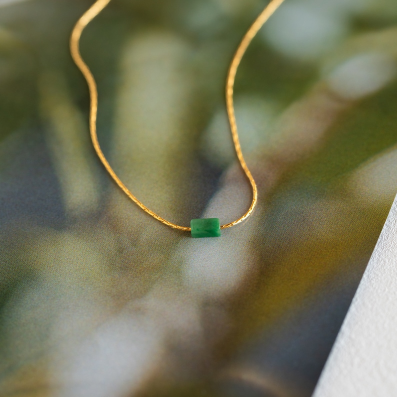 Zierliche Jade-Halskette von Caitlyn Minimalist Winzige Jade-Halskette Grüner Edelstein-Schmuck Geschenk für Sie NR150 Bild 2